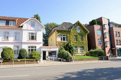Historische Wohnhäuser mit kleinem Café - Hausfassade dicht mit  Wein bewachsen - Erdkampsweg in Hamburg Fuhlsbüttel.