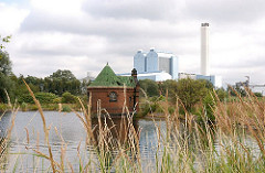 Blick auf eines der Filterbecken der Wasserwerke Rothenburgsort auf Kaltehofe. Im Hintergrund das Kraftwerk Tiefstack in Hamburg Billbrook.