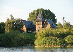 In der Villa mit dem spitzen Turmdach hinter dem Deich der Norderelbe war das Labor und Teile der Verwaltung der Wasser-Filtrierwerke von Kaltehofe untergebracht.