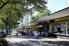 Architektur der 1960er Jahre - Hochhaus und Ladenzeile an der Stormarner Straße in Hamburg Dulsberg.