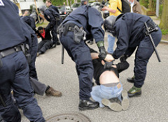 Demonstranten werden von freundlichen Polizisten aufgeholfen oder  um Begleitung gebeten - Demonstration in Hamburg Barmbek.