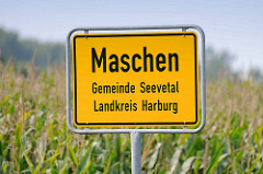 Ortsschild von Maschen, Gemeinde Seevetal - Landkreis Harburg; im Hintergrund ein Maisfeld.