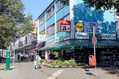 Einkaufsstraße  Fuhlsbütteler Straße / Fuhle in Hamburg Barmbek Nord; Einzelhandelsgeschäfte und Supermärkte.