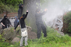 Ein wenig Wasser kann uns doch nicht erschrecken - Wasserwerfereinsatz, Demonstration in Hamburg Barmbek.