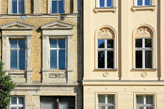 Mehrstöckige Wohnhäuser im Baustil des Klassizismus in Neustrelitz; hälftig restauriert mit neuem Fassadenanstrich,, die andere Hälfte renovierungsbedürftig.