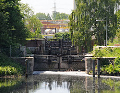 Blick zur Schleuse am Veringkanal; die alte Schleuse mit den Holztoren wurde 1896 errichtet und 2008 restauriert.