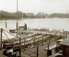 Alte Ansicht von der Hamburger Binnenalster - Ruderboote beim Bootsverleih, im Hintergrund die Lombardsbrücke.