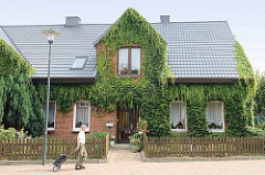 Einzelhaus mit Ziegelfassade aus der Zeit der 20. Jahrhundertwende / Gründerzeit im Ortskern von Maschen.