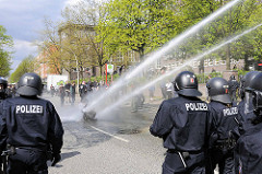 Polizeieinsatz in Hamburg - eine mächtige Straßenblockade wird aufgelöst, der WaWe Wagenführer übt Zielschiessen.