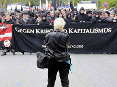 Schwarzer Block - Gegen Krieg und Kapitalismus - Fotografin bei der Arbeit; Demonstration in HH-Barmbek.