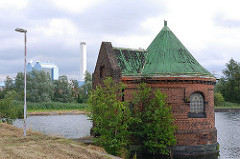 1518_4620  1518_4620  Schieberhäuschen am Feinfilterbecken auf Kaltehofe - Birken wachsen aus dem Fundament des turmartigen Ziegelgebäude.