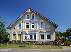 Gründerzeit-Gebäude am Niedergeorgswerder Deich - die Fassade des Bauernhauses ist mit gelbem Klinker verkleidet und die Fenster sind mit weisses Stuckdekor..