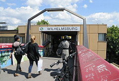 Eingang zur S-Bahn-Haltestelle Wilhelmsburg; es ist geplant, den Bahnhof und die Zugänge zu renovieren und umzubauen.