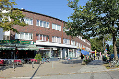 Ladenzeile am Kleekamp in Hamburg Fuhlsbüttel gegenüber  der U-Bahn-Haltestelle; zweistöckige Architektur der 1960 er Jahre.