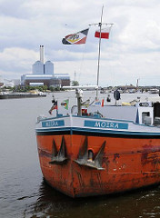Schiffsbug des Binnenschiffs MOIRA mit zwei schweren Ankern in der Billwerder Bucht.