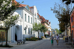 Historische Architektur in Waren - Fussgängerzone in der Friedensstraße.