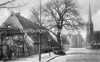 Historische Aufnahme vom Barmbeker Marktplatz - Links das letzte Bauernhaus des Hamburger Stadtteils, im Hintergrund neugebaute Gründerzeitwohnblocks.