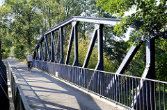 Fußgänger-  und Fahrradbrücke / Achterdiekbrücke über die Gooseelbe in Hamburg Kirchwerder.