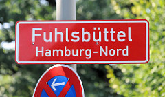 Rotes Ortsschild Fuhlsbüttel Hamburg Nord, roter Grund mit weißer Schrift.