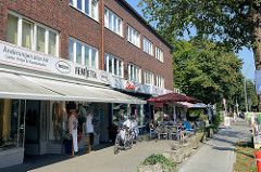 Ladenzeile am Kleekamp in Hamburg Fuhlsbüttel gegenüber  der U-Bahn-Haltestelle; zweistöckige Architektur der 1960 er Jahre.