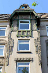 Detail eines Jugendstil Erkers  mit Fachwerkgiebel und Reliefdekor eines Wohnhauses in Hamburg Altona Nord.