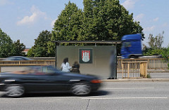 Beim Bau der Autobahn Abzweig Veddel wurden die restlichen Häuser am Veddeler Markt abgerissen - die Bushaltestelle mit dem Hamburger Wappen.
