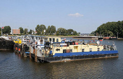 Mehrere Schubschiffe liegen nebeneinander im Peute Hafen. Als Schubboot, auch Schuber / Schieber genannt, bezeichnet man ein Schiff in der Binnenschifffahrt.