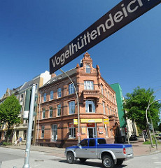 Backstein-Wohnhaus im Stil der Gründerzeit am Wilhelmsburger Vogelhüttendeich. Hamburger Strassenschild mit Strassennamen.