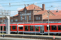 Regionalzug auf am Bahnsteig - Bahnhof in Waren (Müritz).