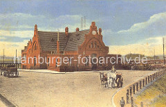 Ansicht des historischen Bahnhof Wilhelmsburg ca. 1910 - vor dem Backsteingebäude mit Giebeln steht ein Pferdewagen.