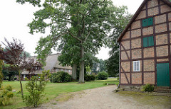Reetdachhaus mit Fachwerkscheune im alten Ortskern von Maschen..