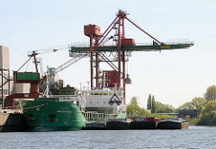 Am Reiherstiegkai der der HaBeMa Futtermittelmühle in Hamburg Wilhelmsburg liegt der Massengutfrachter ARKLOW RAVEN.