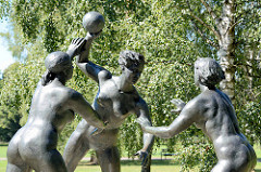 Skulptur Handballspielerinnen im Kulturpark Neubrandenburg - Bildhauerin Senta Baldamus.