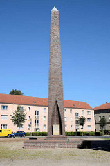 Ehrenmal gewidmet den Opfern des Faschismus in Neustrelitz, hoher Obelisk / Stele.