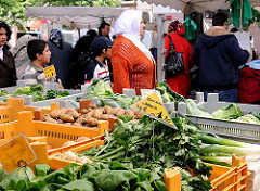 Der Wochenmarkt auf dem Wilhelmsburger Stübenplatz findet Mittwochs und Sonnabends statt. In Kisten werden die einzelnen Gemüsesorten angeboten.