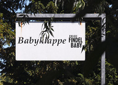 Hinweisschild zur Babyklappe in Hamburg-Kirchdorf, Schönefelder Strasse. Mütter können dort anonym ihr Neugeborenes abgeben.