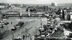 Historische Ansicht der Stadt Stettin an der Oder - Frachtschiffe liegen am Hafenkai, Blick zur langen Brücke / Hansabrücke.