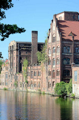 Historische Industriearchitektur / Ziegelgebäude im Hafen von Stettin;  Hafenkanal an der West-Oder