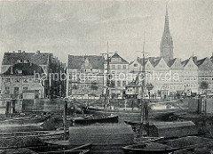 Altes Foto von Hamburgs Altstadt Beim neuen Kran - ein Segelschiff / Frachtsegler liegt im Kai.