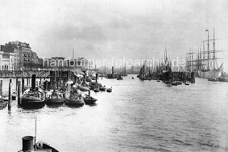 Blick in den Hamburger Niederhafen an den Vorsetzen - Barkassen und Segelschiffe liegen an den Dalben.