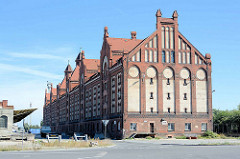 Verwaltungsgebäude der Hafenbehörde im Stettiner Hafengebiet; Ziegelfassade mit Giebeltürmen.