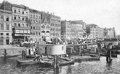 Altes Bild vom Hafentreiben an der Oder in Stettin; Marktstände mit Sonnenschirmen am Kai; Wohn- und Geschäftshäuser am Fischbollwerk.