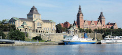 Blick über die Oder zur Hakenterrasse oder Chrobry Wälle (Wały Chrobrego).  An der Promenade vom Flussufer haben Ausflugsschiffe festgemacht.