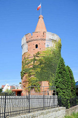 Turm der Sieben Mäntel (Baszta Siedmiu Płaszczy), auch Frauenturm genannt, liegt zwischen dem Schloss der Pommerschen Herzöge, der Autobahnüberführung der Trasa Zamkowa und der Oder.