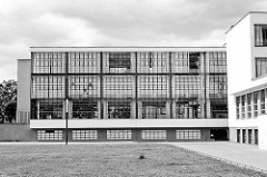 Bauhausgebäude Dessau - Schulgebäude für die Kunst-, Design- und Architekturschule Bauhaus; erbaut 1926 nach Plänen von Walter Gropius.