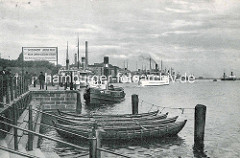 Historische Stettin, alte Fotografie vom Anleger an der Hakenterrasse; Ruderboote, Schlepper und Fahrgastschiffe am Ufer der Oder.