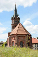Kirche Großkühnau / Stadtteil von Dessau- Roßlau; neuromanischer Baustil, erbaut 1829.