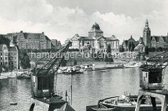 Bilder von früher aus Stettin; Blick über die Oder zu Hakenterrasse, im Vordergrund Hafenkräne.