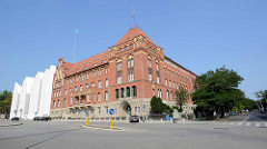 Gebäude der neuen Stettiner Philharmonie - rechts die neogotische Architektur  des Polizeipräsidiums / neu + alt.