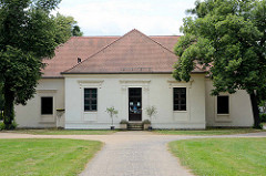 Eingang / Nebengebäude am Georgium, historischer Landschaftspark in Dessau-Roßlau.